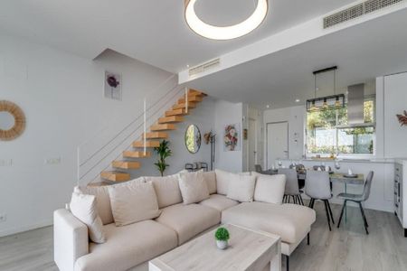 3 Bedroom Townhouse For Rent in Cancelada, Málaga - Photo 2