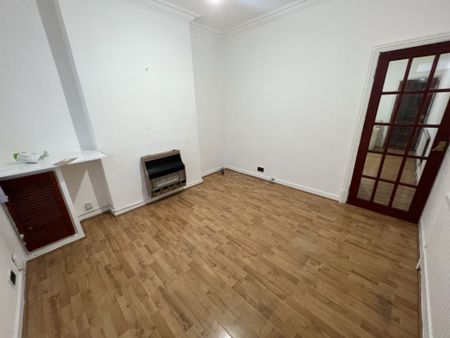 3 Bedroom Terraced - Photo 3