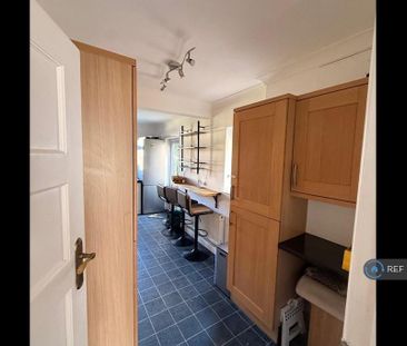 4 bedroom semi-detached house to rent - Photo 6