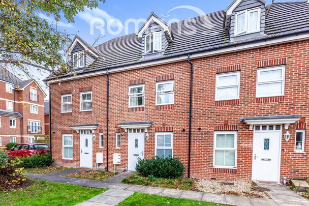 Eaton Avenue, Slough, Berkshire, SL1 - Photo 1