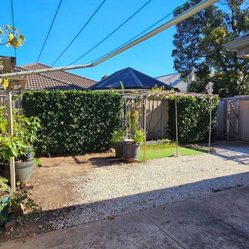 House 3 br, Ens & Bath close to shoppings & schools, 5 km to Adelaide City Centre - Photo 1