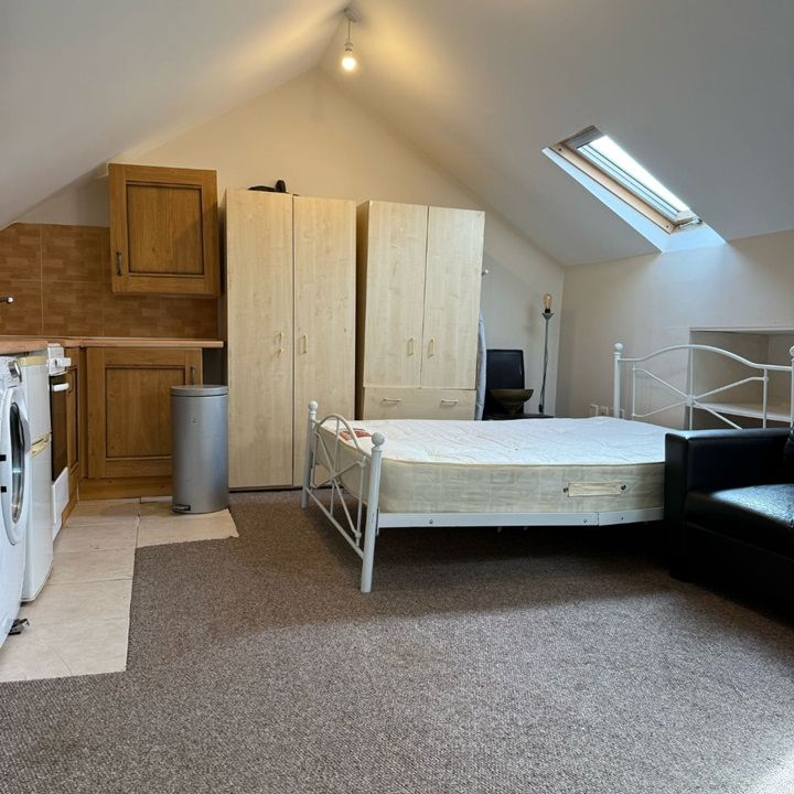 Studio Flat, Fulham Palace Road, W6 - Photo 1