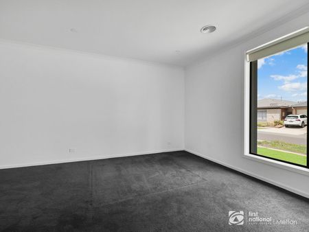 Beautiful 4 Bedroom in the heart of Strathtulloh - Photo 5