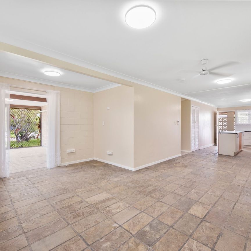 Three Bedroom Home with Pool! - Photo 1