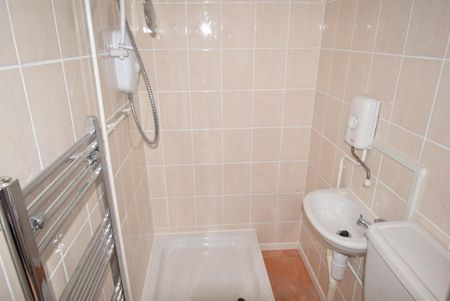 2 bedroom ground floor flat to rent - Photo 5