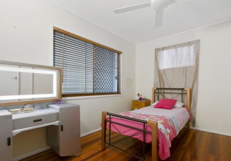 Family home offering the perfect blend of character, comfort and space - Photo 2