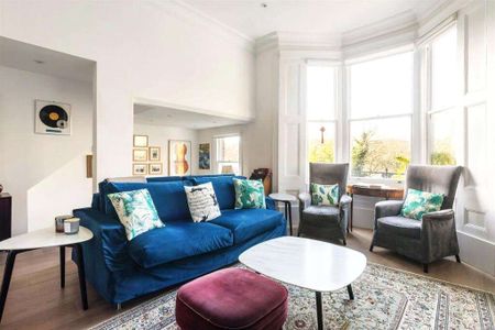 Fully refurbished 3 bedroom duplex apartment, on this highly favoured road with views over the Hampstead Heath ponds. - Photo 4