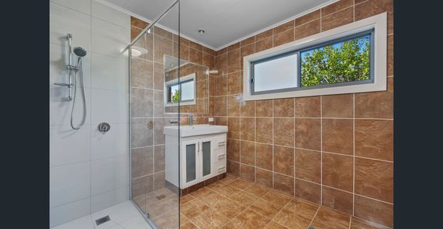 Coastal duplex + separate studio, walk-to-everything Tweed Heads - Photo 1