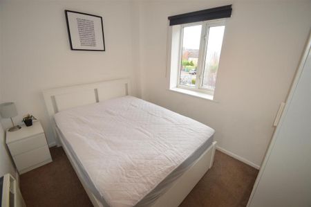3 bedroom flat to rent - Photo 4