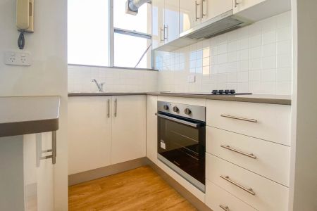 Modern apartment with amazing accessibility - Photo 3