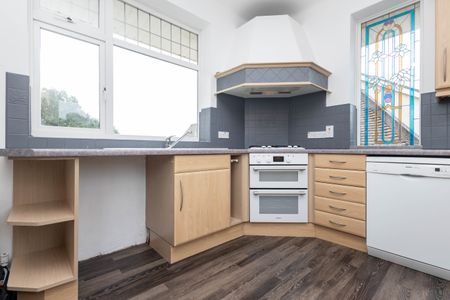 3 bed flat to rent in Sandbourne Road, Bournemouth, BH4 - Photo 2