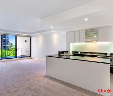 Spacious One Bedroom Plus Study | Watermark Plaza | Secure Parking - Photo 4