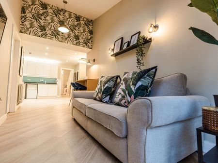 UK Award Winning, exceptionally high standard, design-led, immaculate, quiet but friendly & sociable shared home in prime location, close to Chester City Centre, transport, good shops and leisure. Room 4 - Photo 2