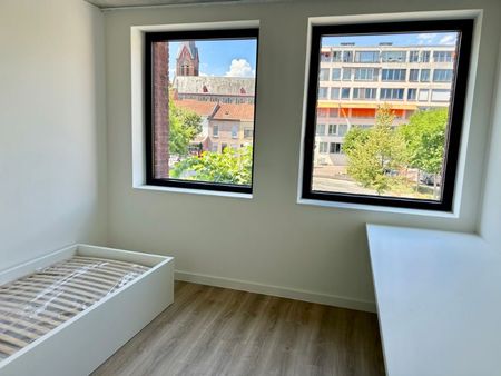 Moderne lichtrijke studentenkamer in een nieuwbouwproject op een top locatie in centrum Kortrijk met zicht op plein. - Photo 5