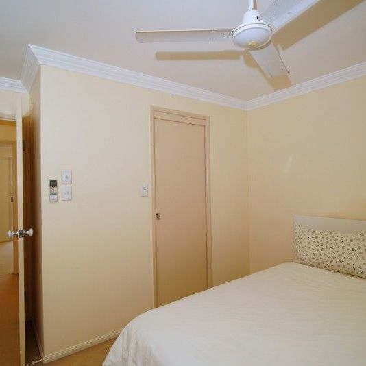 Furnished Private Townhouse Just 500m from Toowong Village - Photo 1