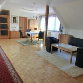 Möblierte 2 Zimmer Dachgeschoss Wohnung in Hauptplatznähe - Photo 1
