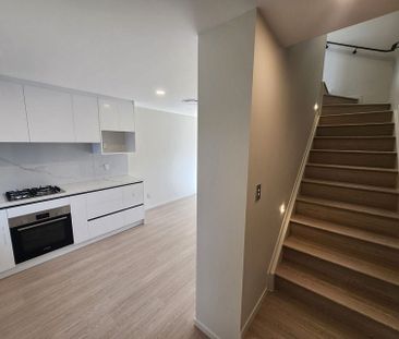 Spacious 3-Bedroom, 2.5 Bathroom Townhouse - Photo 4