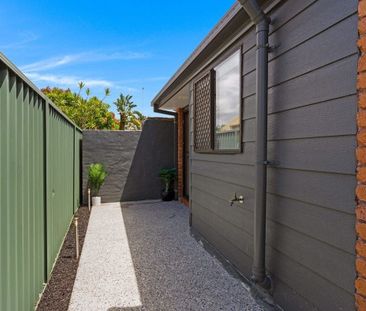 Stylish 2-Bedroom End-Unit in Quiet Cul-de-Sac - Photo 4