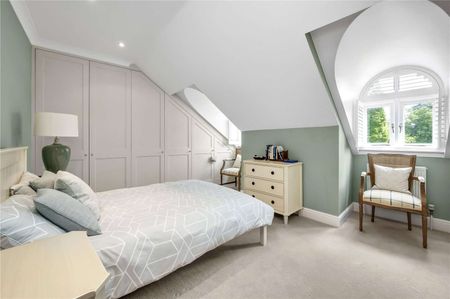 Inspired by the Bath Royal Crescent, a truly celestial gated development of classically-styled townhouses set in beautiful parkland, one mile from Weybridge High street. - Photo 4