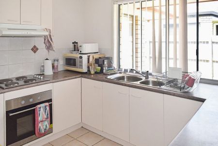 Spacious 4-Bedroom Family Home with Two Living Areas - Photo 4