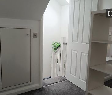 Room for rent in a 4-bedroom house in Killinardan, Dublin - Photo 3