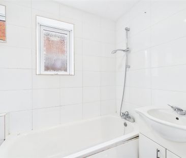 3 bedroom House in Norfolk Road, Berkshire - Photo 6