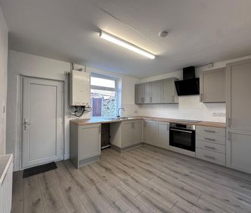 2 bedroom end of terrace house to rent - Photo 3