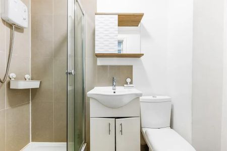 1 Bed Flat, Very Near Warwick Road Area, SW5 - Photo 2