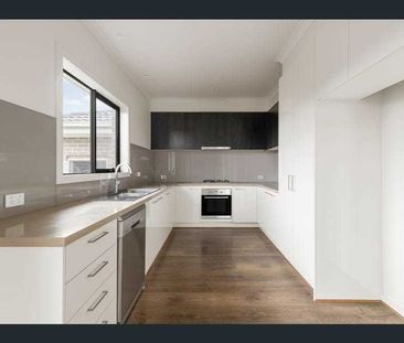 Spacious & Stylish Townhouse Living - Photo 3