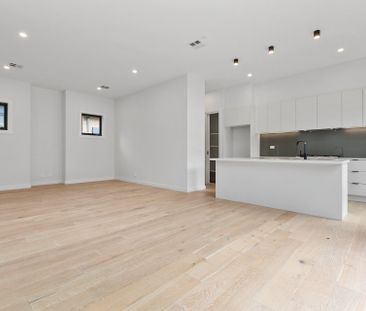 EXCLUSIVE NEAR NEW 4 BEDROOM + STUDY TOWNHOUSE IN A PRIME LOCATION - Photo 5