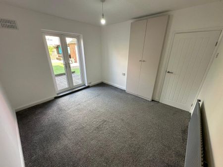 4 bedroom semi-detached bungalow to rent - Photo 2