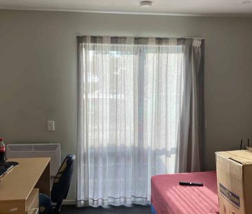 FULLY FURNISHED ROOM WITH ENSUITE INCLUDED - Photo 2