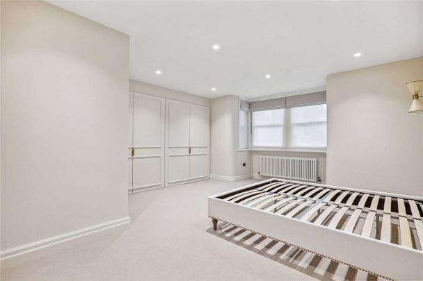 A beautifully renovated three bedroom garden flat with a private entrance - Photo 1