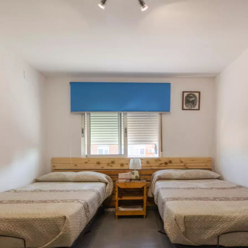 3-bedroom apartment for rent in Ciutat Fallera, ideal for workers and postgraduate students. - Foto 1