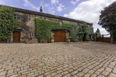 An outstanding and historic Grade II* listed medieval hall which offers the rare combination of immense detail and history, tranquility, exceptional gardens and a convenient location for access to Leeds and Manchester. - Photo 2