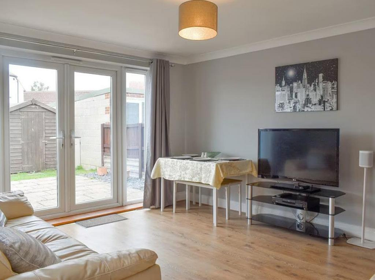 3 bedroom detached house to rent - Photo 1