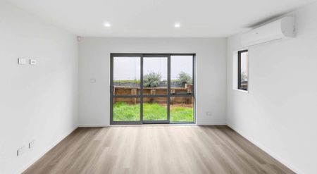 Modern 3 bedroom townhouse with water views in quiet cul-de-sac! - Photo 2