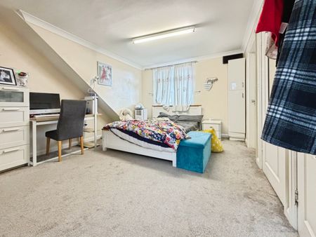 4 bedroom House To Let - Photo 3