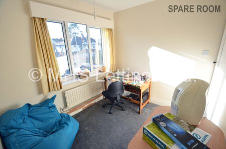 4 Bedroom Semi-Detached House for rent in Becketts Park Drive - Photo 2