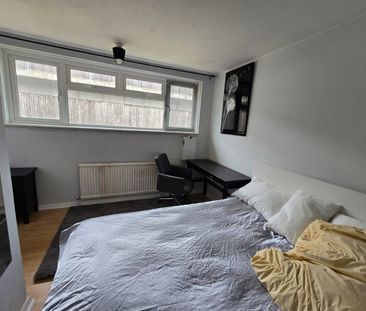 4 Bed Terraced House, Camel Road, E16 - Photo 3