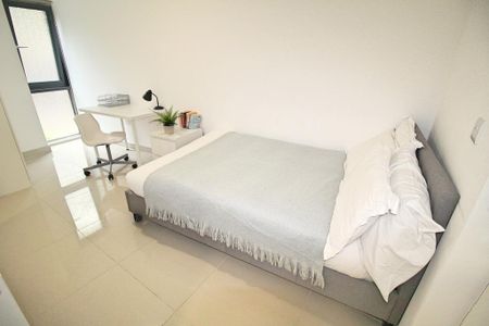 3 bedroom flat to rent - Photo 5