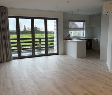 Modern 4BR Townhouse in Leamington - Photo 3