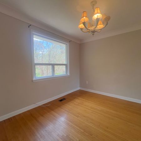 For Lease - 606 Pinegrove Road, Oakville, Ontario - Photo 2