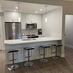 New & beautiful furnished 1bdrm plus den condo for rent - Photo 2