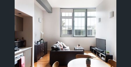 Authentic warehouse apartment & parking - Photo 3