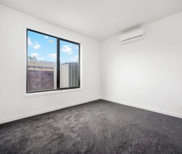 2 Bedroom Modern Townhouse - Photo 2