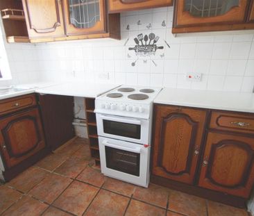 2 bedroom end of terrace house to rent - Photo 4