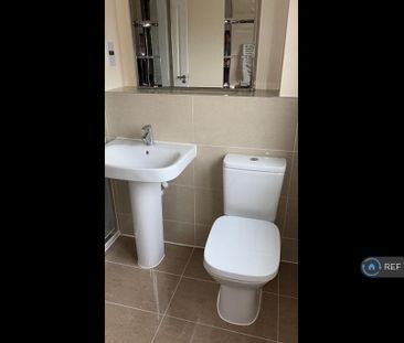 4 bedroom semi-detached house to rent - Photo 6