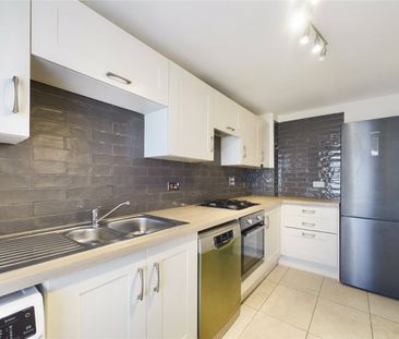 3 bedroom House in Eaton Avenue, Berkshire - Photo 5