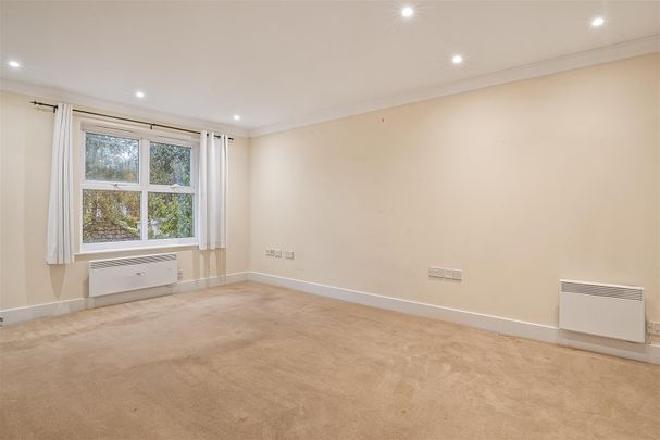 Russell Road, Town Centre, Basingstoke - Photo 1